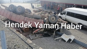 Hendek'te Korkutan Kaza  Tomruk Yüklü Kamyon Devrildi Faciadan Dönüldü