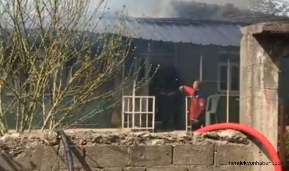Hendek'te Ahşap ev alevlere teslim oldu 