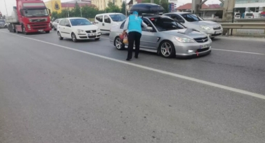 Hendek Din Görevlileri Bayram Trafiğine Takılan Sürücülere İkramda bulundu 