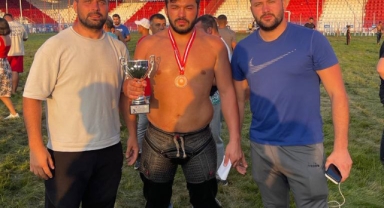 Sakarya Büyükşehir’in pehlivanı Elmalı’da boş geçmedi