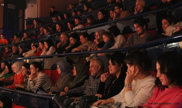 ‘Sırf Tiyatro’ AKM’de kahkahaya boğdu