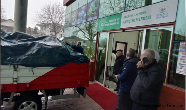 Hendek Akova Mahallesi Sakinlerinden deprem bölgesine yardım