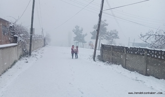 Hendek Güne Kar Taneleriyle Uyandı