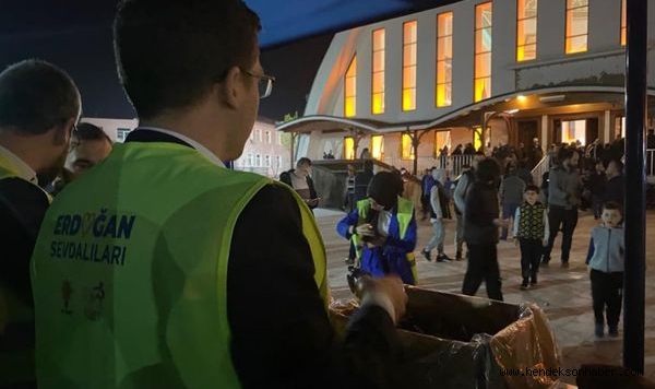Hendek Ak Partili Gençlerden Kadir Gecesinde Çikolata  İkramı