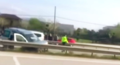 Hendek'te  Kaza Bariyerlere Çarparak Durabildi
