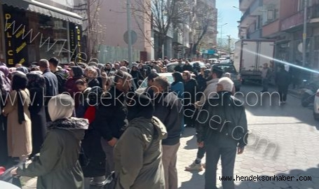 Hendek'te züccaciye mağazasının açılışında izdiham Kuyruk metrelerce uzadı