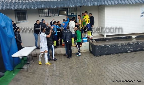 Hendekspor Küçükçekmece Sinopspor Maçı Sonrası Çıkan Kavgayı Görevliler Zor Ayırdı
