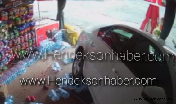 Hendek Büyükdere Mahallesinde Kontrolden Çıkan Otomobil Markete Daldı