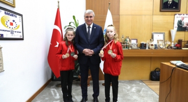 Başkan Yüce'den Balkan şampiyonu gençlere  bisiklet hediyesi