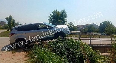 Hendek'te Jeep Köprüde Asılı Kaldı