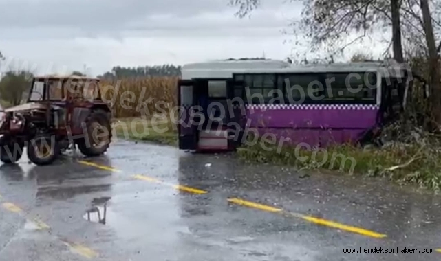 Hendek'te Traktör Otobüse Çarptı iki kişi yaralandı.