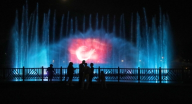 Büyükşehir 15 Temmuz gecesi hologramlı Türk Bayrağı gösterisiyle herkesi büyüledi