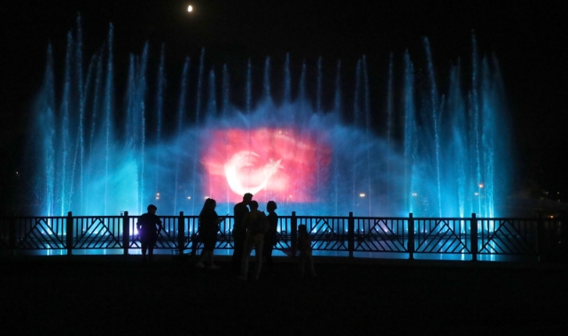Büyükşehir 15 Temmuz gecesi hologramlı Türk Bayrağı gösterisiyle herkesi büyüledi