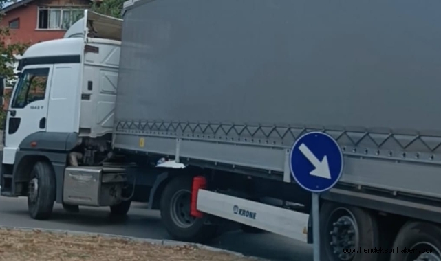 Virajı Alamayan Tır Orta Refüje Çıktı 
