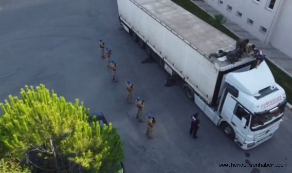 Hendek’te Kaçak Göçmen Operasyonu :TIR dorsesi içinden 14 Afgan kaçak göçmen çıktı!