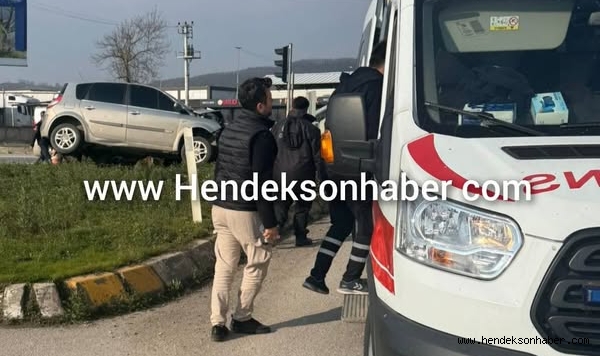 Hendek'te otomobil refüje çıktı: 2 hafif yaralı