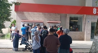 Hendek ATM'lerde  Bayram Kuyruğu