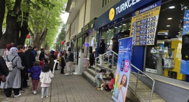 Demsan Turkcell Hendek Mağazasında 23 Nisan coşkusu