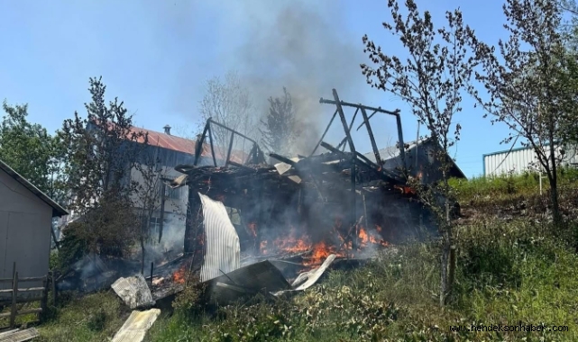 Bayramda Ahşap ev tamamen yandı 