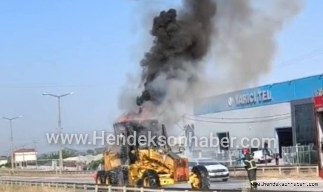 Hendek Belediyesine ait iş makinesi yandı