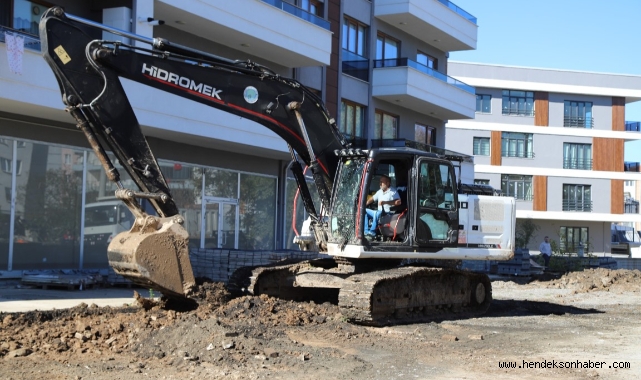 ​Hendek Belediyesi'nden Yaya ve Otopark Düzenlemesi: Sıcak Asfalt Yolda