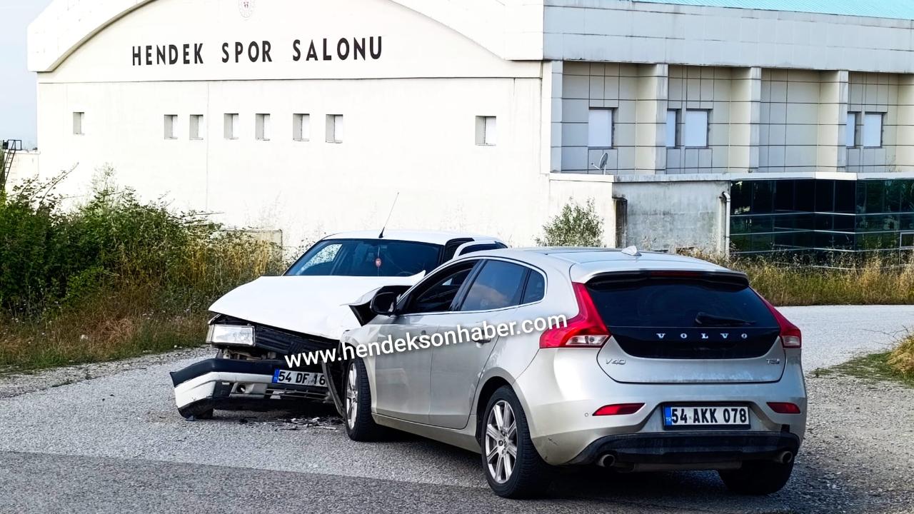 Okul Yolunda Kafa Kafaya Çarpıştılar: 3 Yaralı
