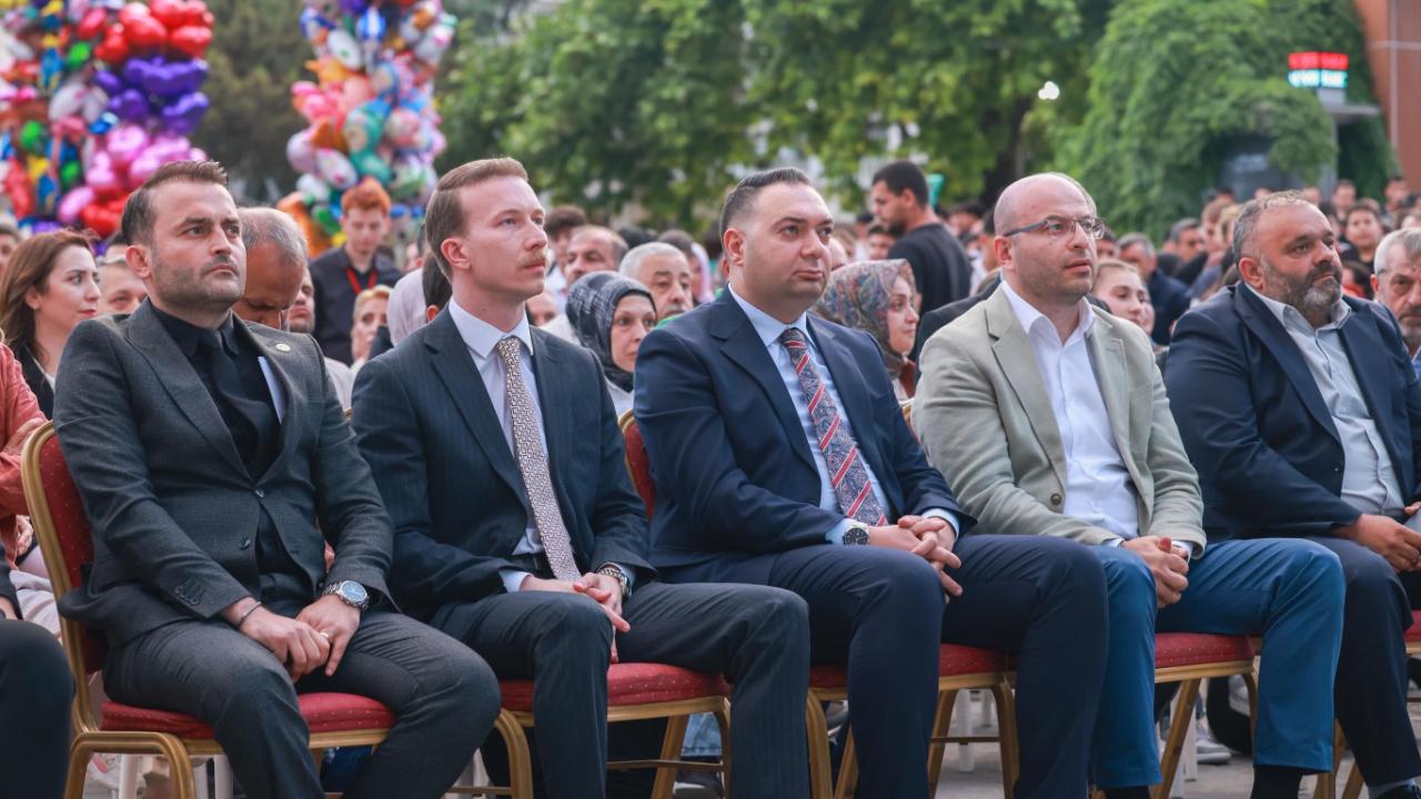 ÜLKÜCÜLERDEN GÖVDE GÖSTERİSİ TEK YÜREK,TEK SES