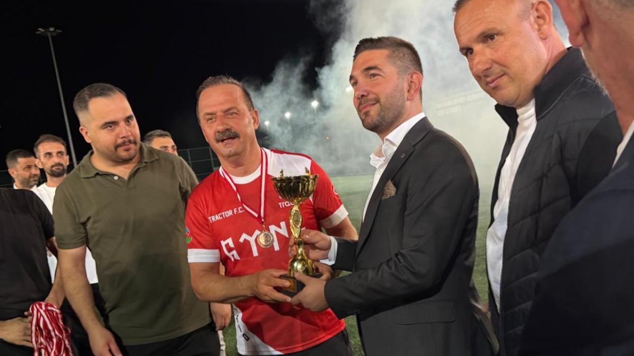 FİNALDE SÜRPRİZ: YAVUZ AĞIRALİOĞLU SAHAYA ÇIKTI!