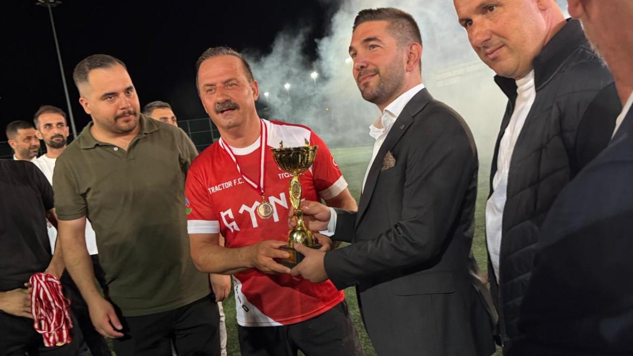 FİNALDE SÜRPRİZ: YAVUZ AĞIRALİOĞLU SAHAYA ÇIKTI!