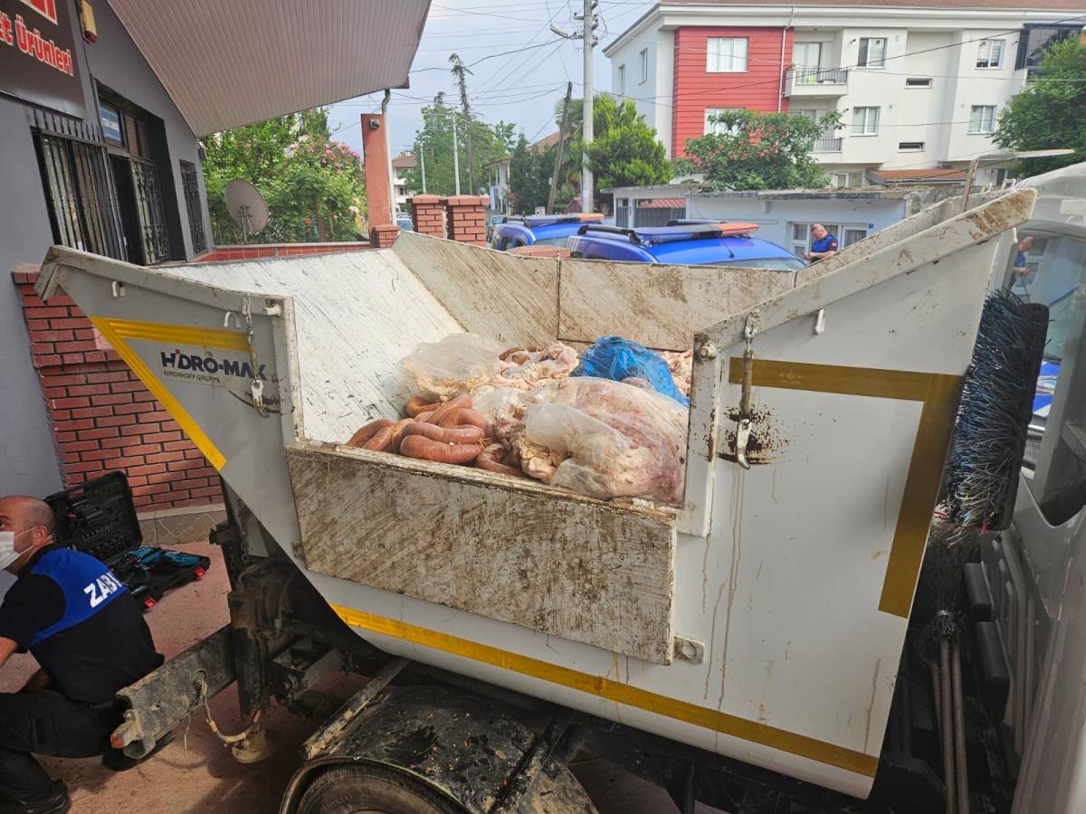 HENDEK'TE 1 TON BOZUK SUCUĞU PİYASAYA SÜRÜLMEDEN İMHA ETTİ