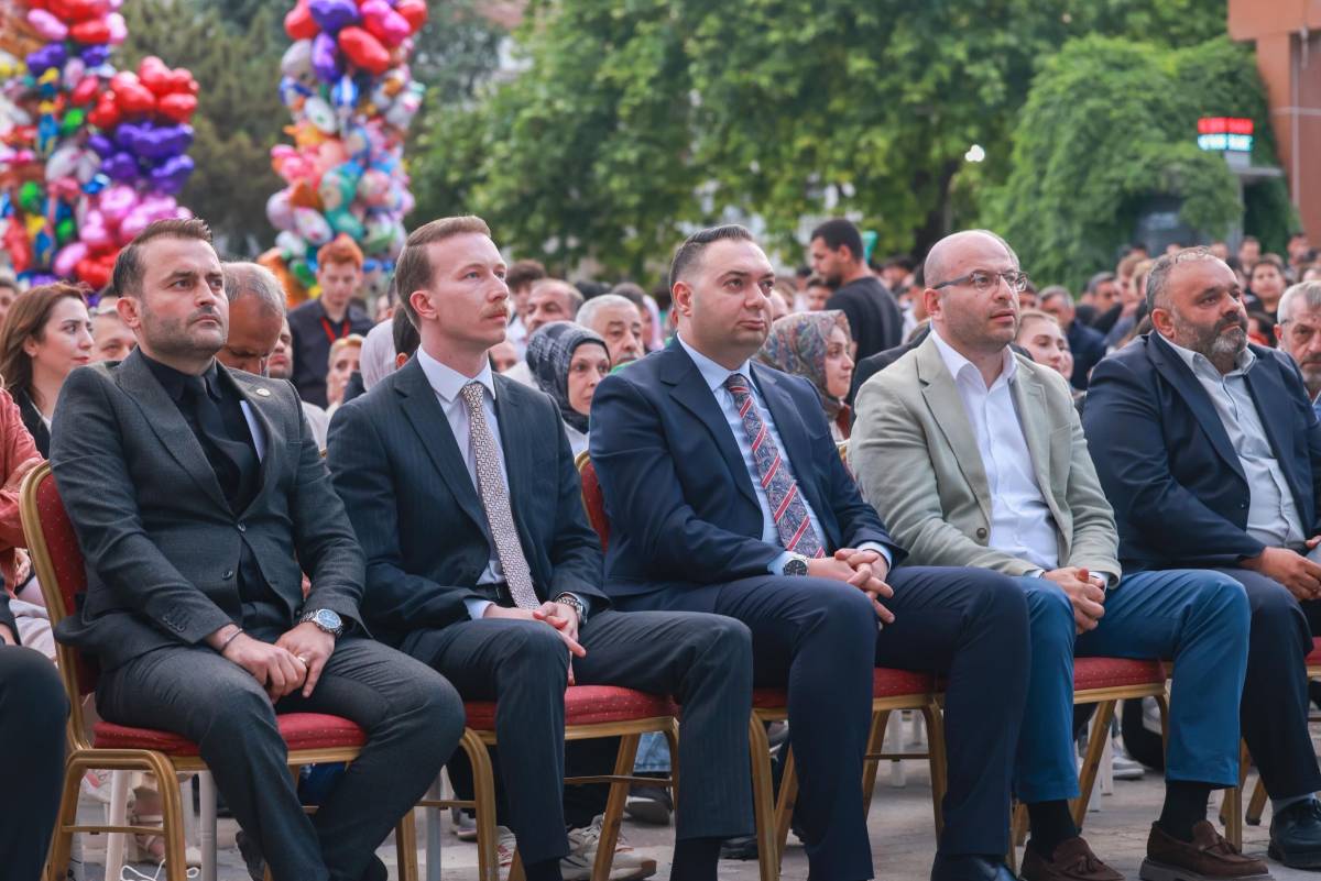 ÜLKÜCÜLERDEN GÖVDE GÖSTERİSİ TEK YÜREK,TEK SES