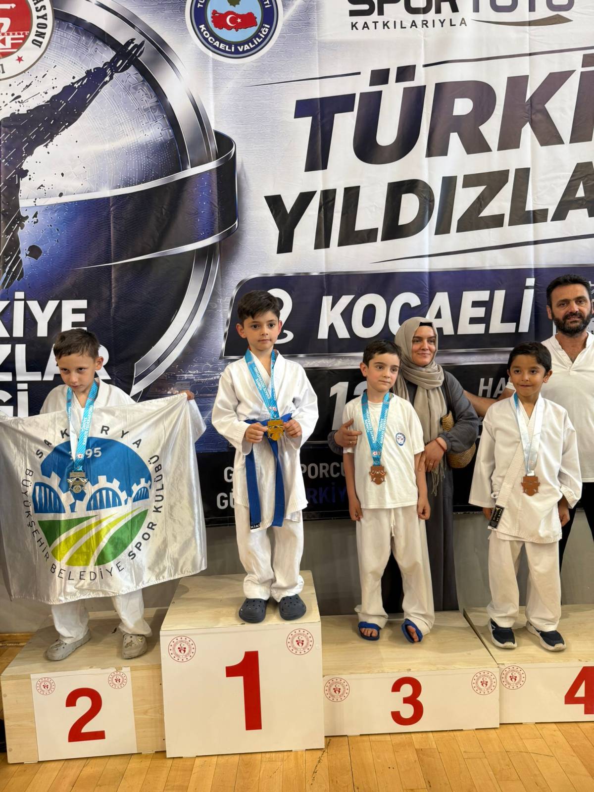 Hendek Olimpik Spor kulübü Karatecileri Yıldız Gibi