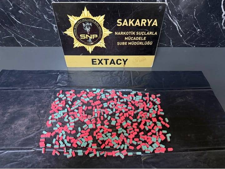 Hendek’te Otobüsle uyuşturucu taşıyan 2 şüpheli yakalandı