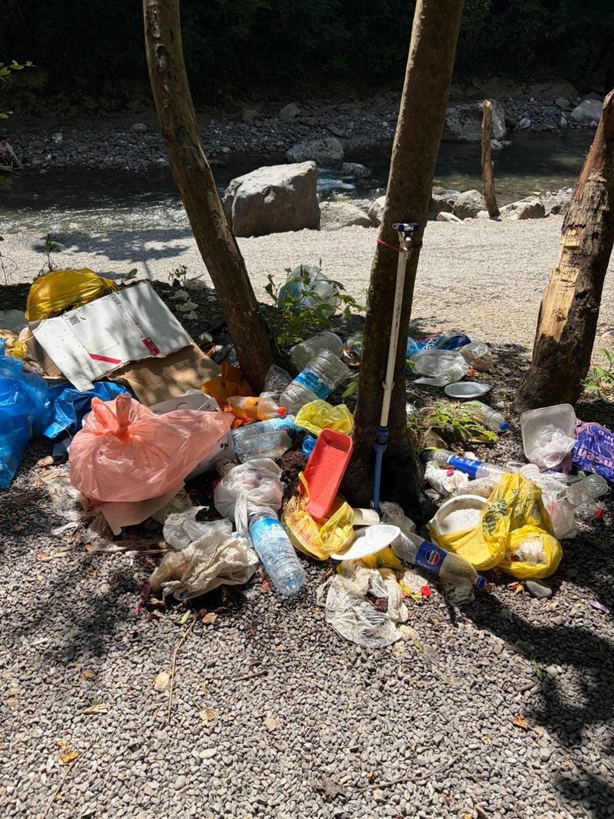 Hendek Kadifekale Deresi Çöplüğe Döndü