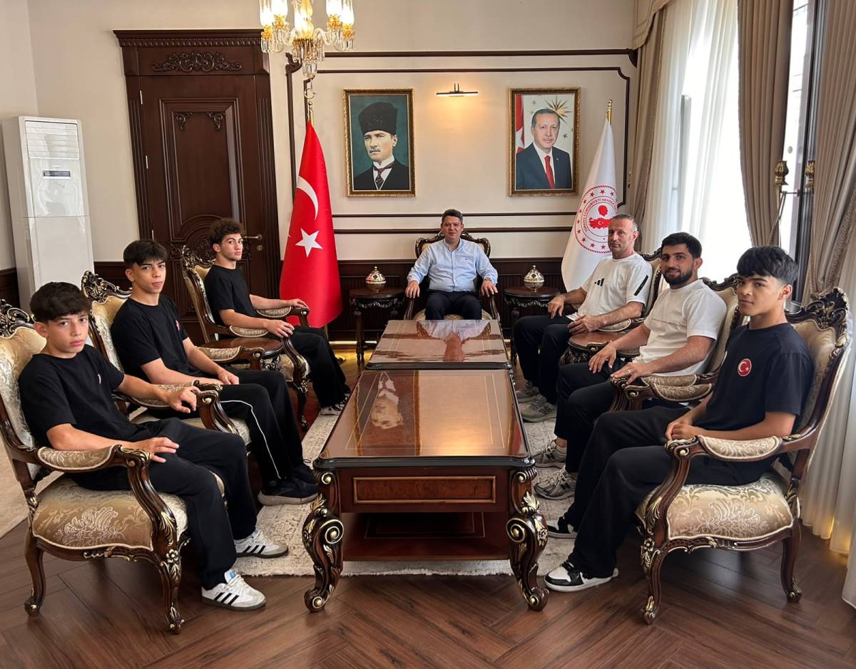 Güreşin Şampiyonları Kaymakam Gökpınar’ı Ziyaret Etti