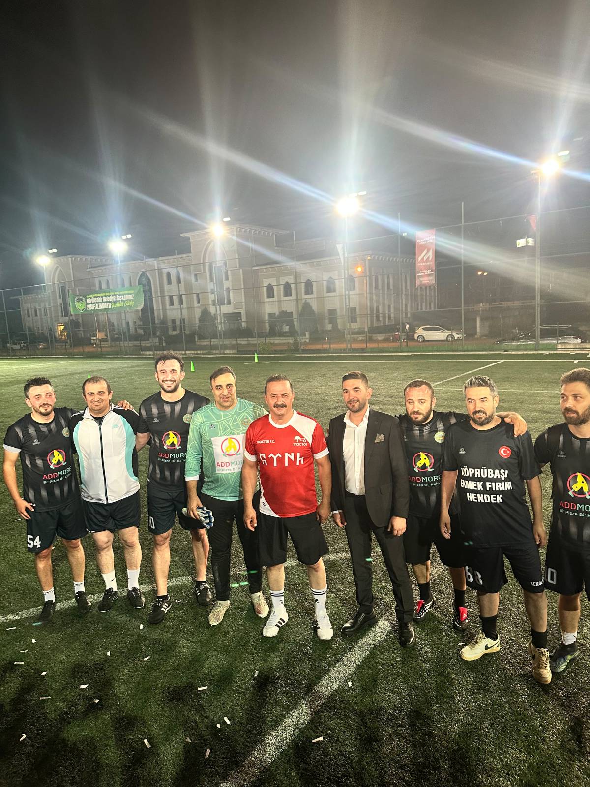 FİNALDE SÜRPRİZ: YAVUZ AĞIRALİOĞLU SAHAYA ÇIKTI!